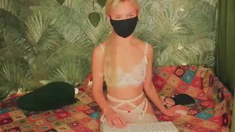 Snapshot of meeeewmeeeeow chatting on 10/24/25, 10:17 meeeewmeeeeow online show from 10/24/25, 10:17