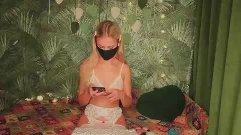 Snapshot of meeeewmeeeeow chatting on 10/26/25, 09:31 meeeewmeeeeow online show from 10/26/25, 09:31