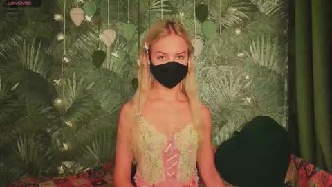 Snapshot of meeeewmeeeeow chatting on 11/07/25, 04:01 meeeewmeeeeow online show from 11/07/25, 04:01