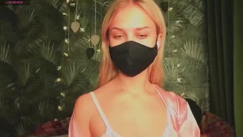 Snapshot of meeeewmeeeeow chatting on 11/18/25, 08:46 meeeewmeeeeow online show from 11/18/25, 08:46