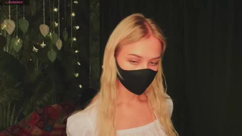 Snapshot of meeeewmeeeeow chatting on 11/23/25, 08:41 meeeewmeeeeow online show from 11/23/25, 08:41