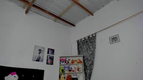 Snapshot of megan_and_clohe chatting on 11/25/25, 05:57 M E G A N online show from 11/25/25, 05:57