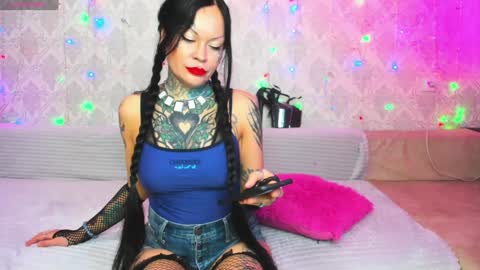 Snapshot of megan_blackmoon chatting on 01/31/25, 06:35 Helena Tuman online show from 01/31/25, 06:35