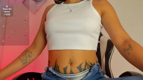 Snapshot of megan_browns1 chatting on 01/31/25, 01:23 Megan  online show from 01/31/25, 01:23