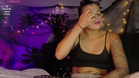 Snapshot of megan_browns1 chatting on 10/22/25, 01:33 Megan  online show from 10/22/25, 01:33