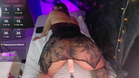 Snapshot of megan_browns1 chatting on 10/25/25, 04:02 Megan  online show from 10/25/25, 04:02