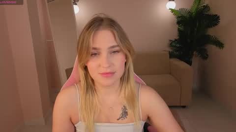 Snapshot of megan_gonzalezzz chatting on 05/25/26, 01:33 megan_gonzalezzz online show from 05/25/26, 01:33