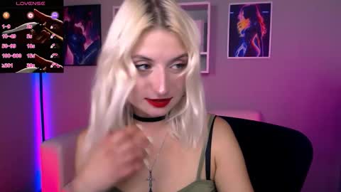 Snapshot of megan_moon1 chatting on 09/11/25, 08:42 Megan online show from 09/11/25, 08:42