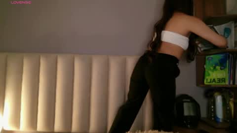 Snapshot of megan_moore__ chatting on 05/15/26, 01:18 online show from 05/15/26, 01:18
