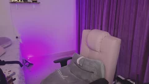                 Laura                 online show from 01/14/25, 03:32