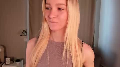 Snapshot of meganhenns chatting on 06/28/26, 01:17 Elly online show from 06/28/26, 01:17