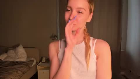 Snapshot of meganhenns chatting on 07/16/26, 08:20 Elly online show from 07/16/26, 08:20