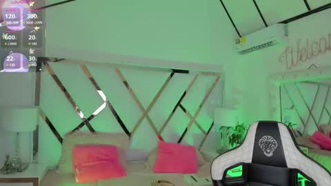 Snapshot of megann__up chatting on 03/18/26, 03:09 Megan online show from 03/18/26, 03:09