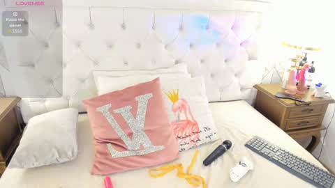 Snapshot of meganstar__ chatting on 09/29/25, 11:37 Megan online show from 09/29/25, 11:37