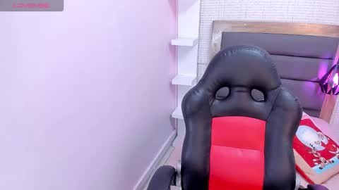 Snapshot of meganzarick chatting on 12/19/25, 03:02 M E G A N online show from 12/19/25, 03:02