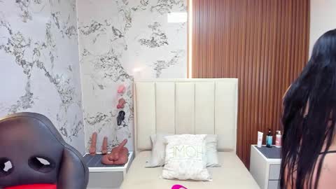 Snapshot of meganzarick chatting on 03/25/26, 04:18 M E G A N online show from 03/25/26, 04:18