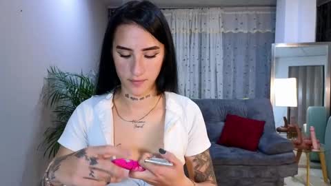Snapshot of mei_naughtycat chatting on 02/10/25, 01:03 Mei online show from 02/10/25, 01:03
