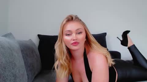 Snapshot of melani_a chatting on 10/30/25, 10:49 Melania online show from 10/30/25, 10:49