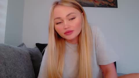 Snapshot of melani_a chatting on 11/04/25, 12:37 Melania online show from 11/04/25, 12:37