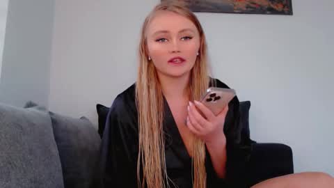 Snapshot of melani_a chatting on 11/11/25, 12:27 Melania online show from 11/11/25, 12:27