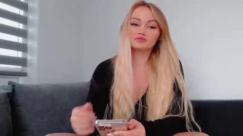 Snapshot of melani_a chatting on 11/13/25, 11:42 Melania online show from 11/13/25, 11:42