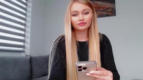 Snapshot of melani_a chatting on 11/14/25, 10:58 Melania online show from 11/14/25, 10:58