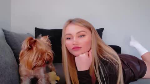 Snapshot of melani_a chatting on 11/19/25, 12:27 Melania online show from 11/19/25, 12:27