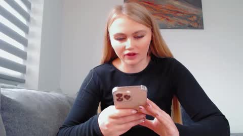 Snapshot of melani_a chatting on 11/21/25, 12:15 Melania online show from 11/21/25, 12:15