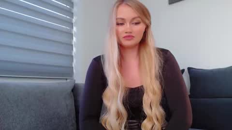 Snapshot of melani_a chatting on 11/22/25, 11:42 Melania online show from 11/22/25, 11:42