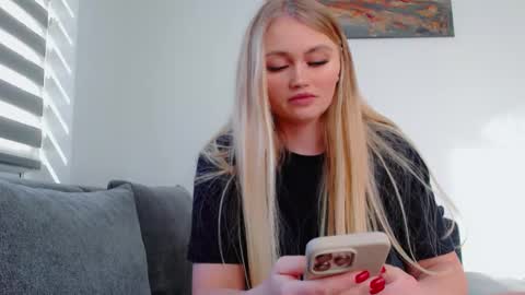 Snapshot of melani_a chatting on 02/20/26, 12:16 Melania online show from 02/20/26, 12:16