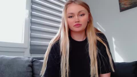 Snapshot of melani_a chatting on 03/26/26, 12:44 Melania online show from 03/26/26, 12:44