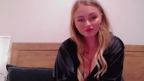 Snapshot of melani_a chatting on 04/09/26, 05:40 Melania online show from 04/09/26, 05:40