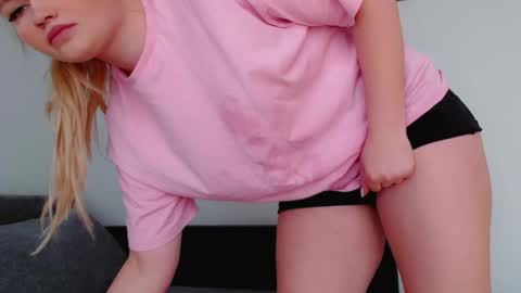 Snapshot of melani_a chatting on 04/10/26, 11:48 Melania online show from 04/10/26, 11:48