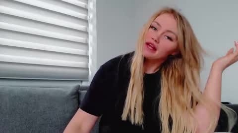 Snapshot of melani_a chatting on 04/17/26, 12:19 Melania online show from 04/17/26, 12:19