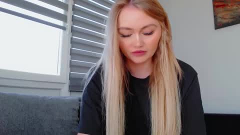 Snapshot of melani_a chatting on 04/24/26, 11:45 Melania online show from 04/24/26, 11:45