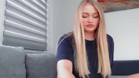 Snapshot of melani_a chatting on 04/25/26, 10:07 Melania online show from 04/25/26, 10:07