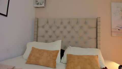Snapshot of melania_xtreme chatting on 05/07/26, 01:33 melania_xtreme online show from 05/07/26, 01:33