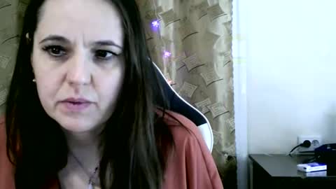 Snapshot of melaniahhoty chatting on 12/20/25, 04:14 Melaniahhoty online show from 12/20/25, 04:14