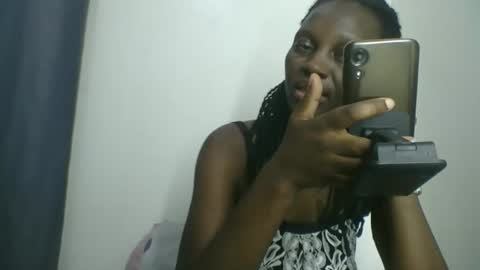 Snapshot of melanie_goddesss chatting on 09/30/25, 06:57 milly online show from 09/30/25, 06:57