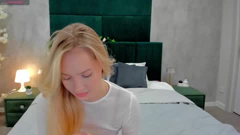 Snapshot of melanie_ryer chatting on 11/20/25, 01:06 Melanie online show from 11/20/25, 01:06