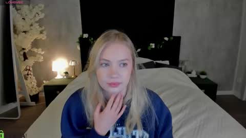 Snapshot of melanie_ryer chatting on 12/02/25, 01:00 Melanie online show from 12/02/25, 01:00