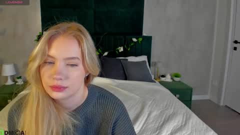 Snapshot of melanie_ryer chatting on 12/04/25, 01:04 Melanie online show from 12/04/25, 01:04