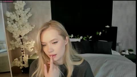 Snapshot of melanie_ryer chatting on 12/14/25, 12:27 Melanie online show from 12/14/25, 12:27