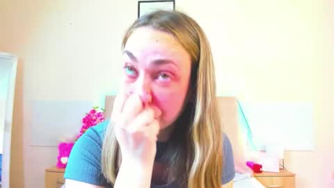 Snapshot of melaniecutys chatting on 05/18/26, 05:24 Melania online show from 05/18/26, 05:24