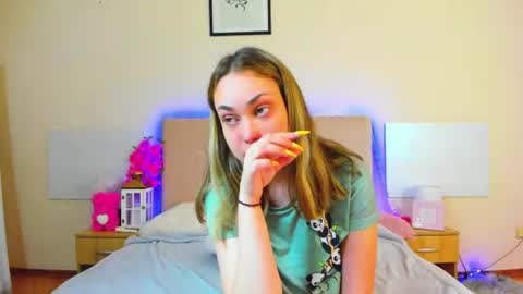 Snapshot of melaniecutys chatting on 06/11/26, 05:38 Melania online show from 06/11/26, 05:38