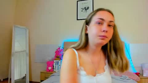 Snapshot of melaniecutys chatting on 07/14/26, 05:45 Melania online show from 07/14/26, 05:45