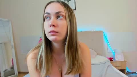 Snapshot of melaniecutys chatting on 08/07/26, 05:53 Melania online show from 08/07/26, 05:53