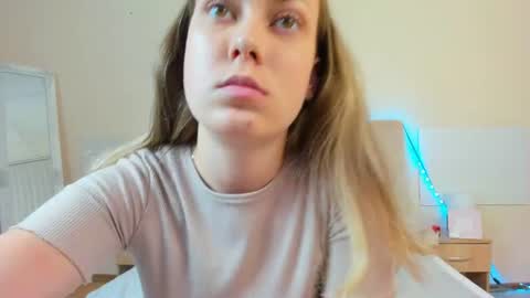 Snapshot of melaniecutys chatting on 08/09/26, 05:34 Melania online show from 08/09/26, 05:34