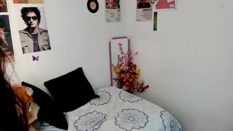 Snapshot of melanieev chatting on 02/20/25, 08:47 mel online show from 02/20/25, 08:47