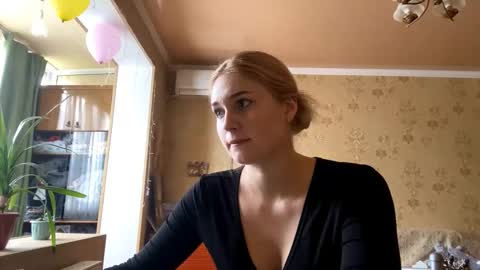 Snapshot of melaniepavan chatting on 11/28/25, 07:22 Marry online show from 11/28/25, 07:22